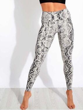 EUC- ALO Yoga High Waist Vapor Snakeskin Leggings in Bone Women's Size Large